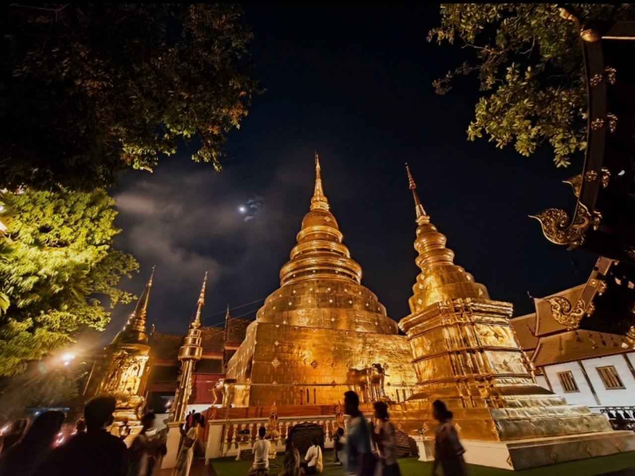 Wat Phra Singh Temple Walk