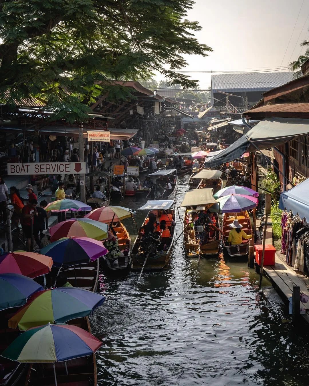 Visit Damnernsaw Floating Market 1
